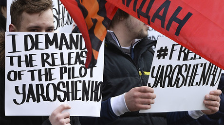 AntiMaidan movement members rally in front of the US Embassy in Moscow to support Russian pilot Konstantin Yaroshenko, who is serving a sentence in the US. © Alexander Vilf