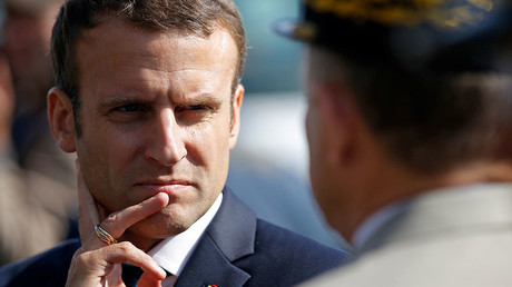 ‘Visas, Mr President!’ Algerians surround Macron, demand French visas (VIDEO)