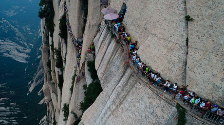 Chinese snow sweeper clears skywalk at dizzying 2,000 meters height (VIDEO)