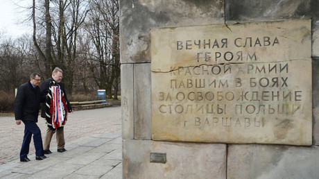 Laying wreaths at the tombs of Russian liberators at Skaryszewski Park in Warsaw © Alexey Vitvitsky