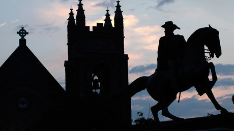 Monuments to Confederate generals and a church lines Monument Avenue in Richmond, Virginia © Jay Paul  /Getty Images
