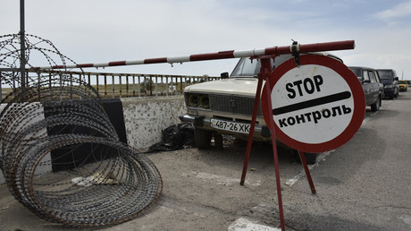 Cars at Jankoi border crossing point on Russia-Ukraine border © Alexandr Polegenko