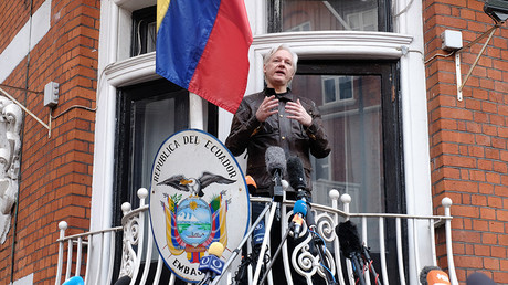  Julian Assange speaks to the media from the balcony of the Embassy Of Ecuador © Jay Shaw Baker / Global Look Press