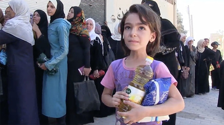 FILE PHOTO: Residents queued up for food and supplies, as the humanitarian aid from the first convoy was distributed in Deir ez-Zor, September  8, 2017 © Ruptly