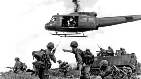 US soldiers prepare to move out behind the cover of an M-113 Armored Personnel Carrier in Long Binh, Vietnam on October 6, 1969 © Global Look Press