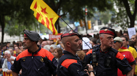Catalan regional police officers stand in front of protesters who gathered in support of Catalan officials arrested in raids on government offices, outside a courthouse in Barcelona, Spain September 22, 2017 © Susana Vera