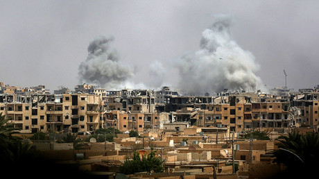 A picture taken on September 5, 2017 shows smoke billowing out following a coalition air strike in the western al-Daraiya neighbourhood of the embattled northern Syrian city of Raqa. © Delil Souleiman