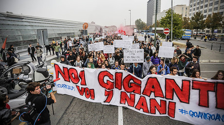 Italian police violently disperse anti-fascist protesters in Modena (VIDEO)
