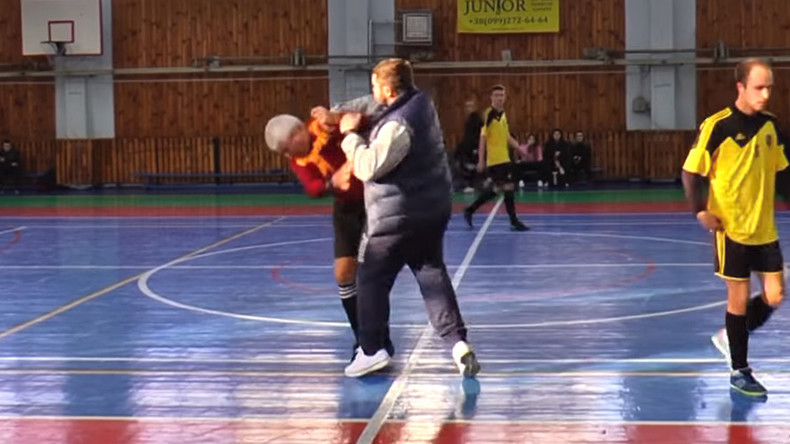 Το προπονητή του Futsal επιτίθεται βίαια στον ηλικιωμένο διαιτητή με οργή πάνω από την κόκκινη κάρτα (SHOCKING VIDEO)