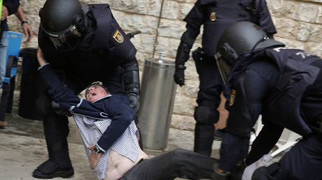 Spanish police scuffle with a man outside a polling station for the banned independence referendum in Tarragona, Spain, October 1, 2017 © David Gonzalez