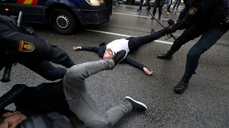 Spanish Civil Guard officers remove demonstrators outside a polling station for the banned independence referendum in Barcelona, Spain, October 1, 2017. © Susana Vera