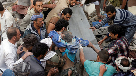 People recover the body of a man from under the rubble of a house destroyed by a Saudi-led air strike in Sanaa, Yemen August 25, 2017. © Khaled Abdullah