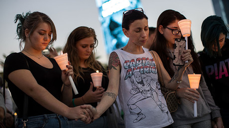 Mourners attend a candlelight vigil at the corner of Sahara Avenue and Las Vegas Boulevard for the victims of Sunday night's mass shooting, October 2, 2017 in Las Vegas, Nevada. © Drew Angerer / Getty Images