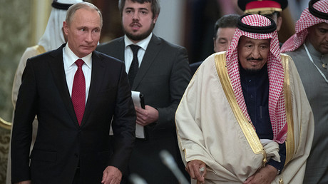 Russian President Vladimir Putin and King Salman bin Abdulaziz Al Saud of Saudi Arabia (R), during their meeting © Sergey Guneev