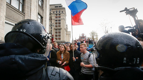 Police officers block supporters of Russian opposition leader Alexei Navalny during a rally in Moscow, Russia October 7, 2017. © Sergei Karpukhin