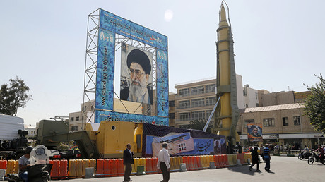 A Ghadr-F missile is displayed next to a portrait of Iran's Supreme Leader Ayatollah Ali Khamenei  © Atta Kenare / AFP