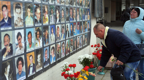 People lay flowers at the memorial to those killed in the 2002 Dubrovka Theater hostage crisis © Eugene Odinokov