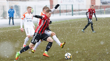 Ruthless Russian football: ‘Sole spectator’ braves snowstorm in youth league match (VIDEO)