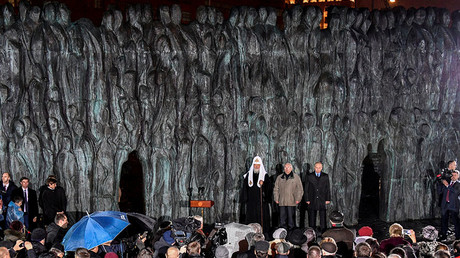 Russian President Vladimir Putin with Patriarch Kirill and former Human Rights Ombudsman Vladimir Lukin attend a ceremony unveiling “The Wall of Grief” in Moscow, Russia October 30, 2017 © Alexander Nemenov