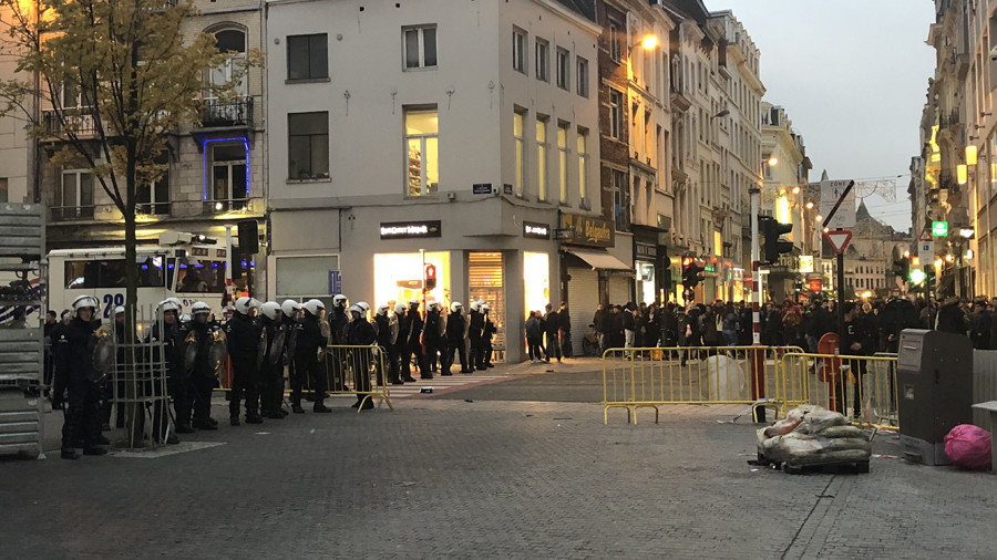 ‘Hundreds of youths’ clash with police in downtown Brussels (PHOTOS, VIDEO)