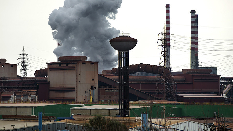 Crimson tide: Pollution turns sea waters red in Italian city (PHOTOS)