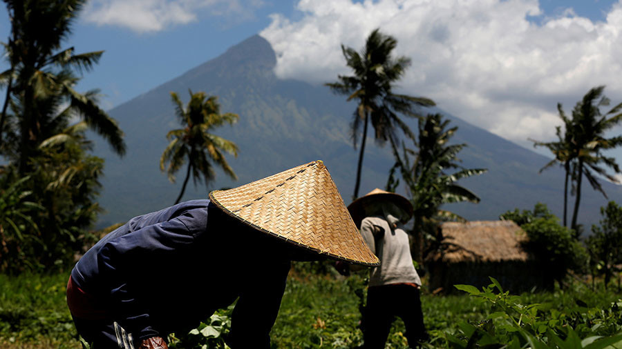 Volcano erupts on Indonesian resort island amid mass evacuations (VIDEOS)