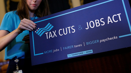 A congressional aide places a placard on a podium for the House Republican's legislation to overhaul the tax code on Capitol Hill in Washington, U.S., November 2, 2017 © Joshua Roberts