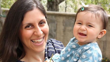 Nazanin Zaghari-Ratcliffe (L) posing for a photograph with her daughter Gabriella © AFP