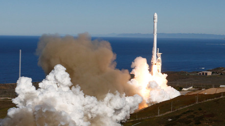 SpaceX Falcon rocket lifts off from Space Launch Complex 4E at Vandenberg Air Force Base, California, January 14, 2017. © Gene Blevins