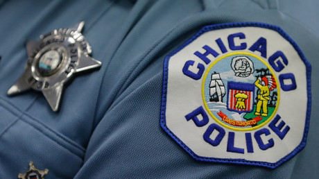 A Chicago police officer attends a news conference. © Jim Young