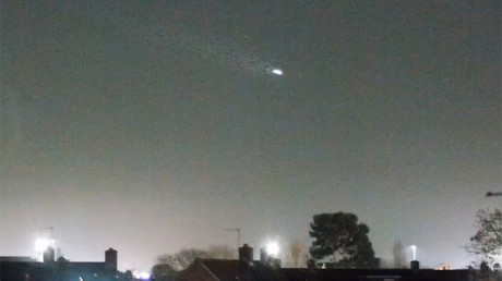 Night turned into day: Dazzling ‘meteor’ blazes across sky in Russian Urals (VIDEOS)