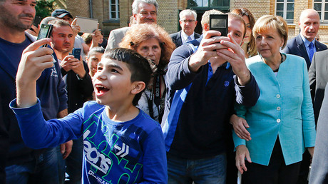 Migrants take selfies with German Chancellor Angela Merkel © Fabrizio Bensch