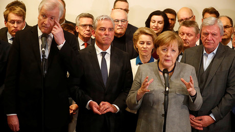 German Chancellor Angela Merkel of the Christian Democratic Union (CDU) speaks to media after the exploratory talks about forming a new coalition government collapsed in Berlin, Germany, November 20, 2017 © Hannibal Hanschke