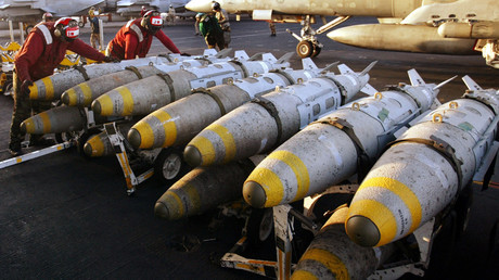 FILE PHOTO Aviation ordinancemen organise 1000 pound MK-83 JDAM (Joint Direct
Attack Munitions) bombs © Paul Hanna