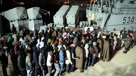Migrants arrive at a naval base after they were rescued by Libyan coastal guard in Tripoli, Libya November 24, 2017 © Reuters / Hani Amara