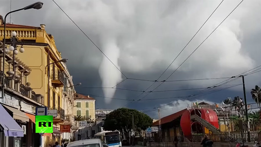 イタリアのリビエラをカメラで捉えた劇的な瞬間の揺れ（VIDEOS）