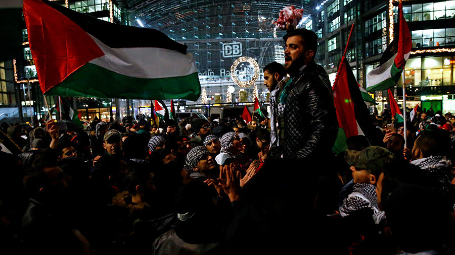 Police forbids burning flags as pro-Palestine protesters hit Berlin streets (VIDEO)