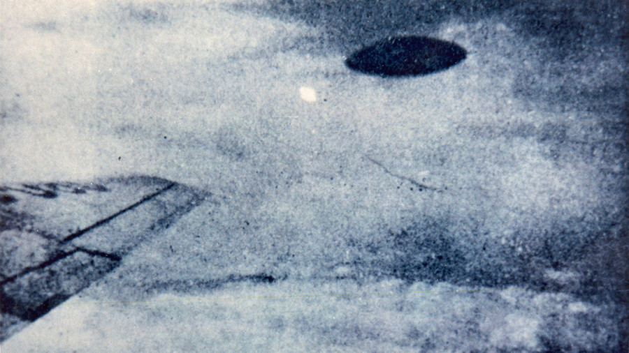 UFO allegedly photographed by airliner passenger over Mexico city in the city 1950s