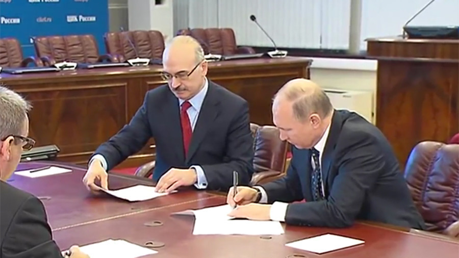 Putin visits Central Elections Commission, submits application for 2018 presidential poll