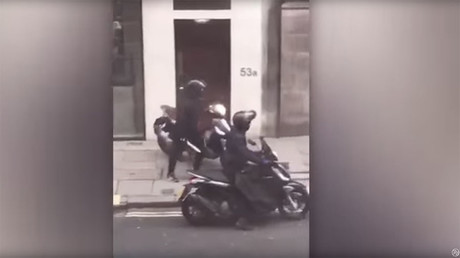 Moped gang wielding machetes raid luxury London store in broad daylight (VIDEO)