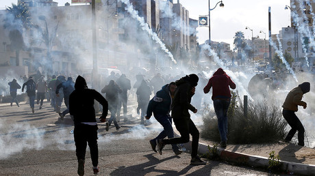 Palestinian protesters run from tear gas fired by Israeli troops near the West Bank city of Ramallah December 7, 2017 © Mohamad Torokman / Reuters 