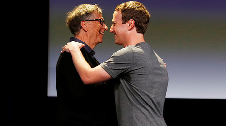 Philanthropist Bill Gates (L) and Facebook's Mark Zuckerberg © Reuters