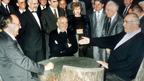 Soviet state president Mikhail Gorbachev and German chancellor Helmut Kohl talk in Soviet Union on 15 July 1990 © Global Look Press 