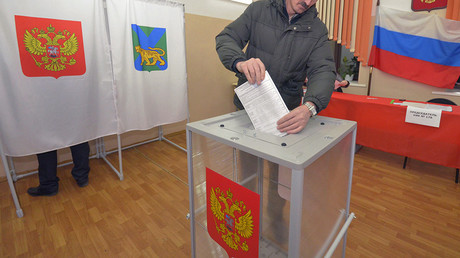 FILE PHOTO: A man casts his ballot during presidential elections at a polling station in the far eastern city of Vladivostok, Russia © Yuri Maltsev
