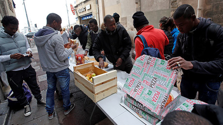 Volonteers distribute foods to migrants as they occupy the Saint Ferreol church to protest against the life conditions of unaccompanied minor migrants in Marseille, France, November 22, 2017. © Reuters