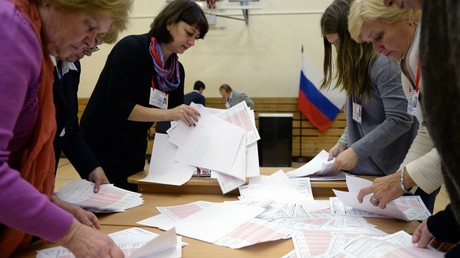 Members of an electoral commission count ballots at a polling station in Yekaterinburg on the Unified Voting Day © Pavel Lisitsyn