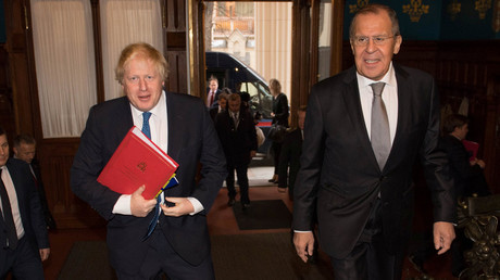 Britain's Foreign Secretary Boris Johnson walks with his Russian counterpart Sergei Lavrov, before a meeting between the two, in Moscow, Russia December 22, 2017 © Stefan Rousseau