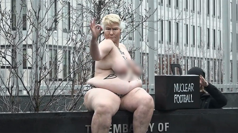 Naked FEMEN activist goes full ‘Donald Trump’ in Kiev nuclear protest (VIDEO)