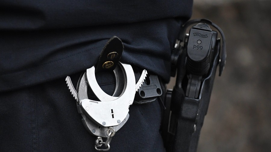 Teacher handcuffed by police for criticizing pay rise at school meeting (VIDEO)