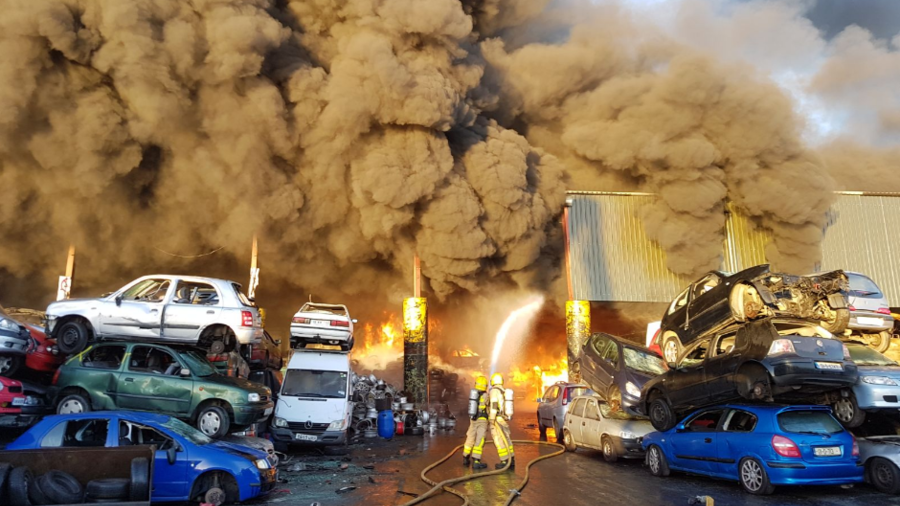 Firefighters battle huge blaze beside Dublin airport (VIDEOS, PHOTOS)